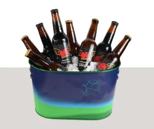 Cubeta con cervezas en hielo